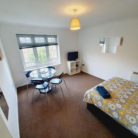2 Bedroom Rayleigh Apartment Zewnętrze zdjęcie